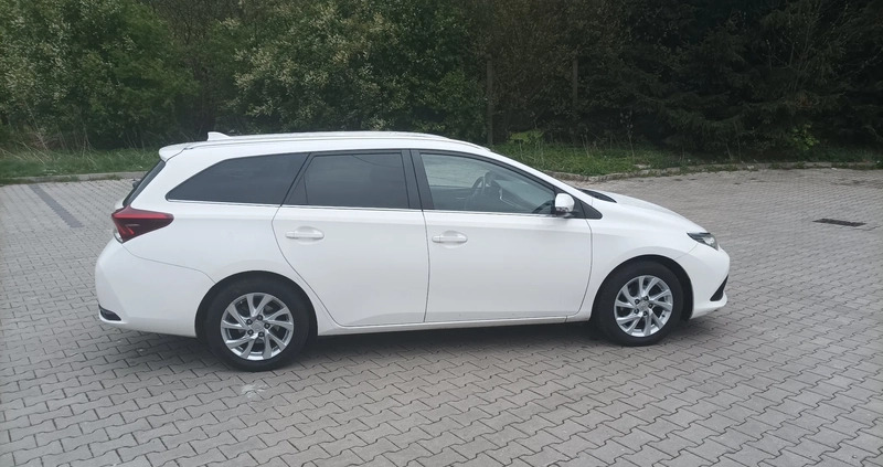 Toyota Auris cena 38990 przebieg: 190000, rok produkcji 2017 z Urzędów małe 121